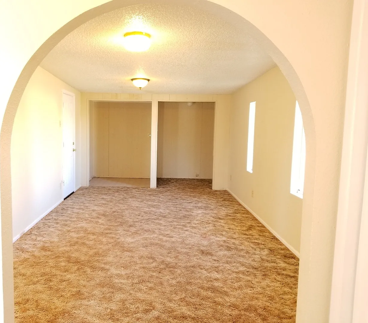 Nice 3 Bedroom Home With 2 Living Areas — Photo 3