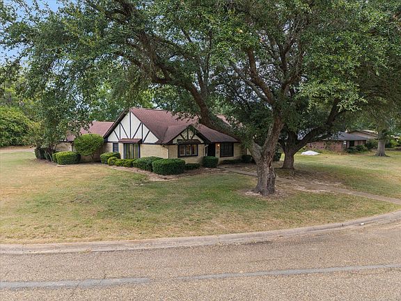 2nd image of 401 Southgate Dr