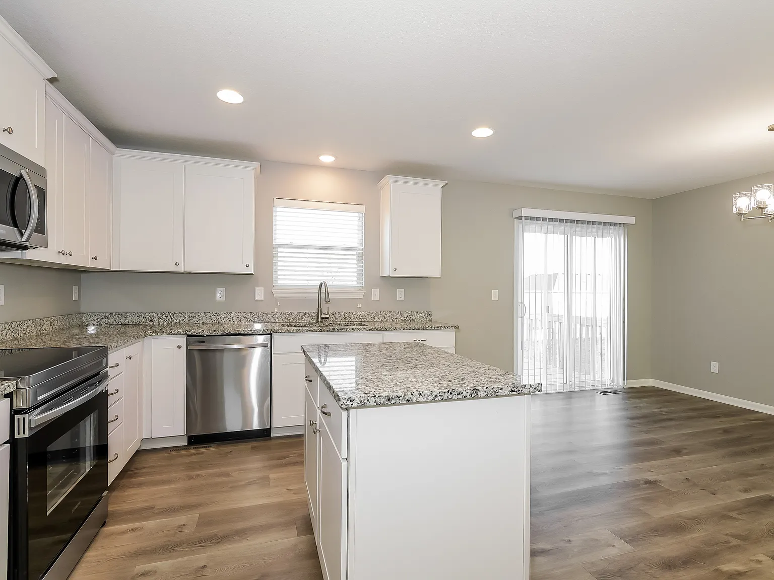 4 bed, 3.0 bath, 1959 sqft, $2,299 — Photo 4