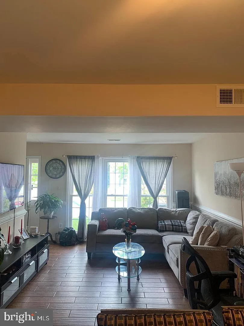 3 bed, 1.5 bath, 1151 sqft, $2,395 — Photo 2