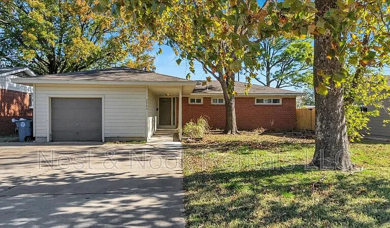 2923 S Irvington Ave — Photo 1