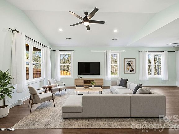 3rd image of 224 Walt Dr