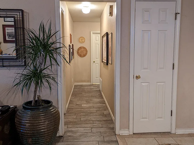 515 Kinney Dr — Photo 18