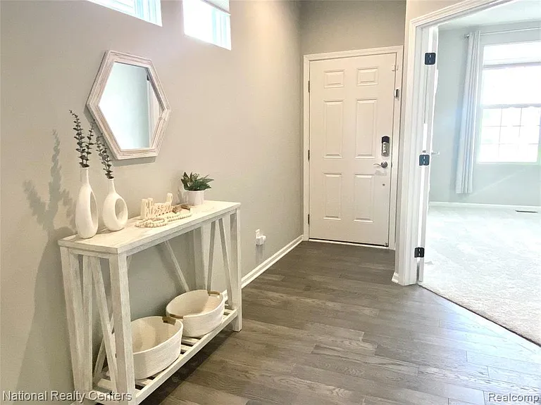 2835 Dillon Dr — Photo 2
