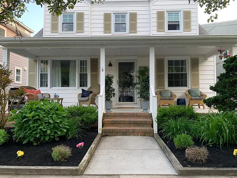 110 N Pembroke Ave — Photo 3