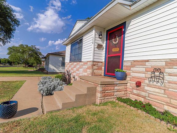 3rd image of 114 N Palo Duro St