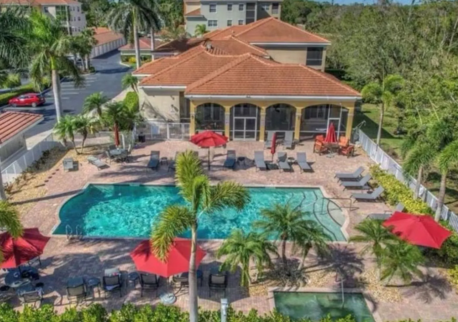 ** 2 Bedroom Plus A Den - 2 Bath Seasonal Beautiful Condo Available For Season ** Prime Location ... — Photo 1
