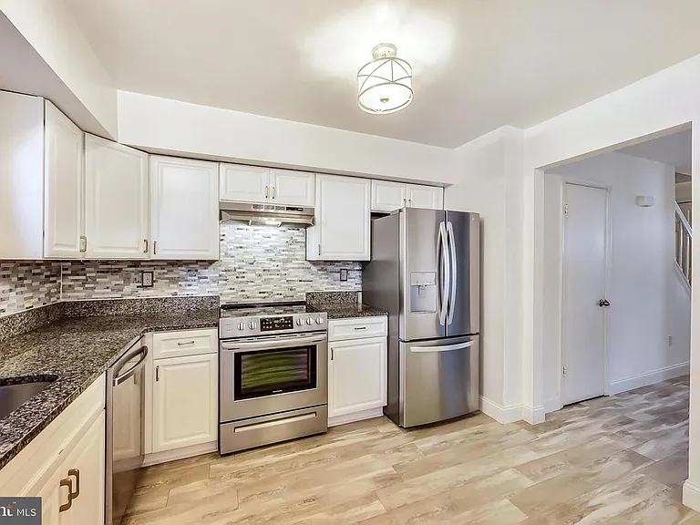 2268 Prince Of Wales Ct — Photo 8