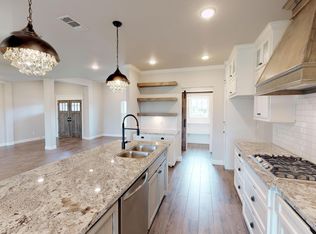 62 Poppy Ct, Lake Jackson, TX 77566