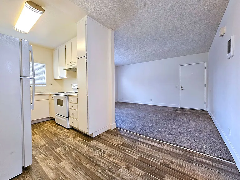 Crestwood Apartments — Photo 5