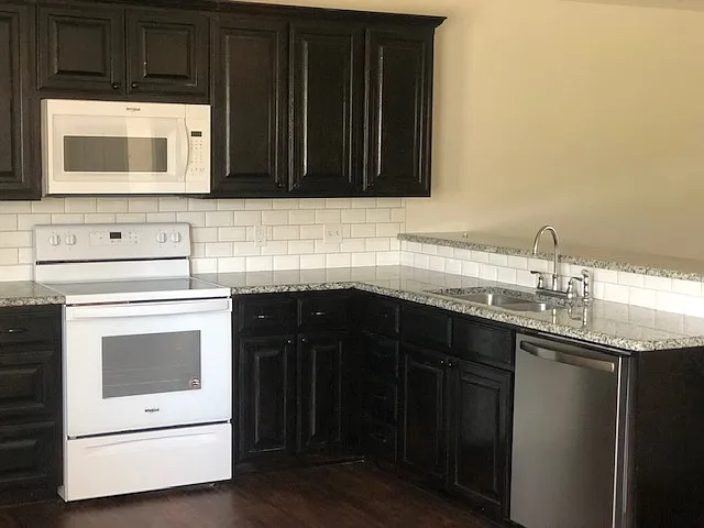 3 bed, 1225 sqft, $1,895 — Photo 3