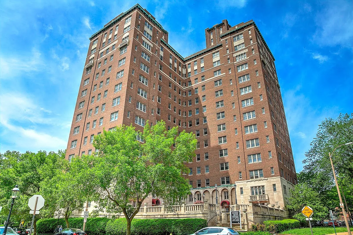 2 bed, 1100 sqft, $1,550 — Photo 2