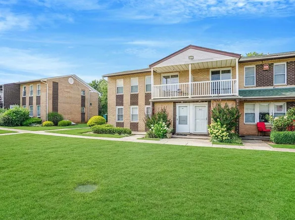 311 Artist Lake Drive #311, Middle Island, NY 11953