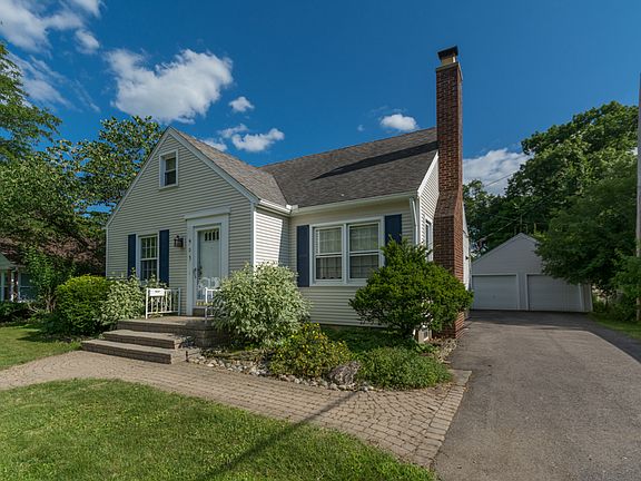 3rd image of 903 Pauline Blvd