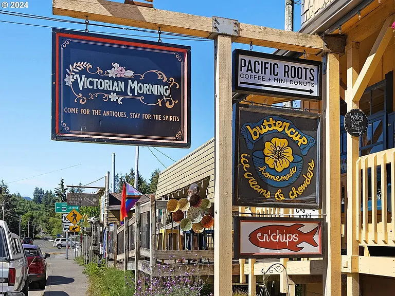 Boutique shopping and dining in downtown Nehalem