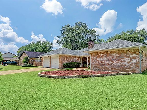 Lovely brick exterior and a recent roof give this home a clean and classic elevation. This neighborhood is close to state of the art Medical Facilities, Fire Station #1, HEB, Whole Foods, Lifetime Fitness with easy access to Hwy 6, Alt 90, 59/69 and 