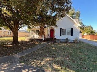 425 S 3rd St, Mountain View, OK 73062