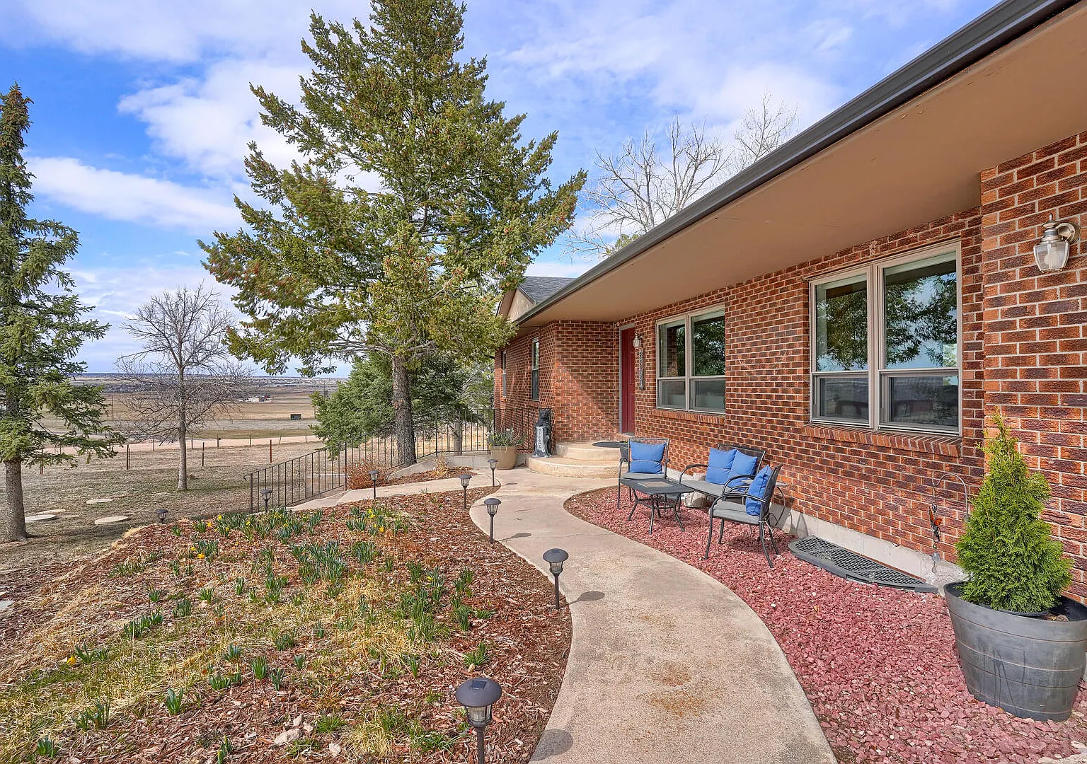 5 bed, 3.5 bath, 4064 sqft, $4,200 — Photo 3