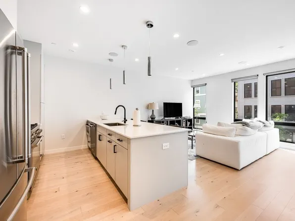 340 W 2nd St #3, Boston, MA 02127