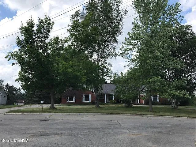 910 Dexter Ave photo 1
