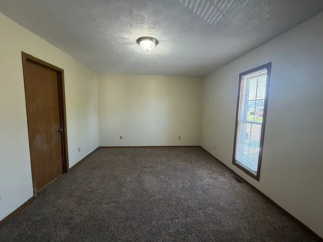 3 bed, 1.5 bath, 1350 sqft, $1,300 — Photo 9