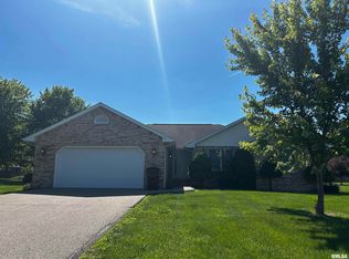3829 Lake Dr, Taylorville, IL 62568