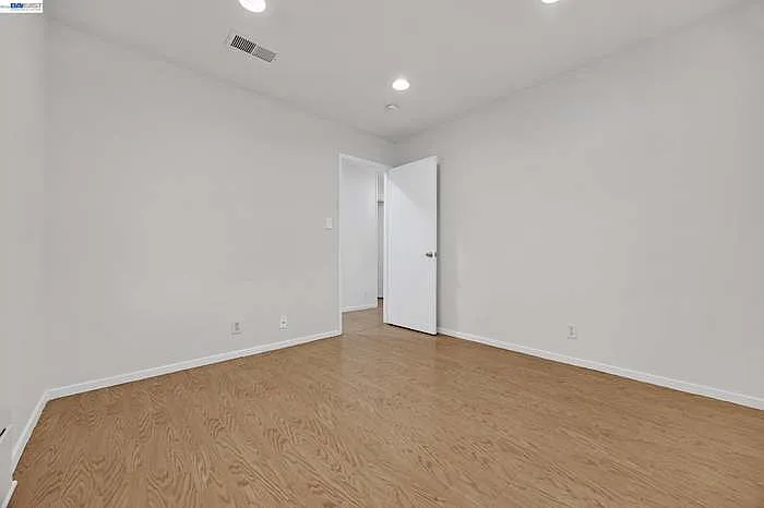 4034 Francisco St — Photo 10