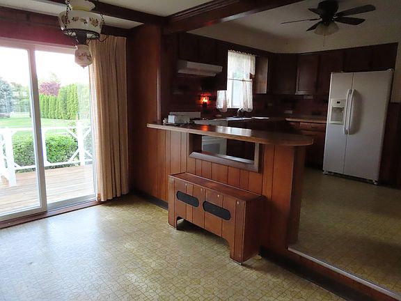 Eat in kitchen: 8' x 13'