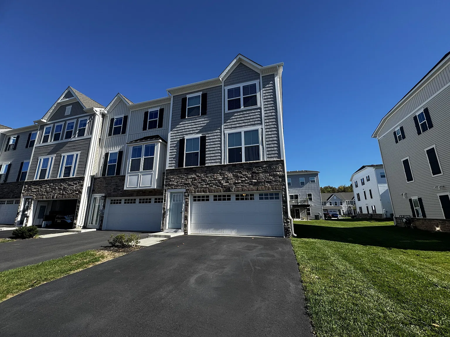 4 bed, 3.5 bath, 2400 sqft, $4,200 — Photo 1