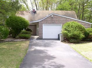 16 Slate Ln, Islandia, NY 11749