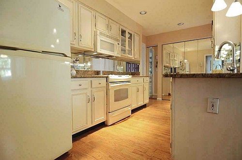 4th image of 32 Doral Ln