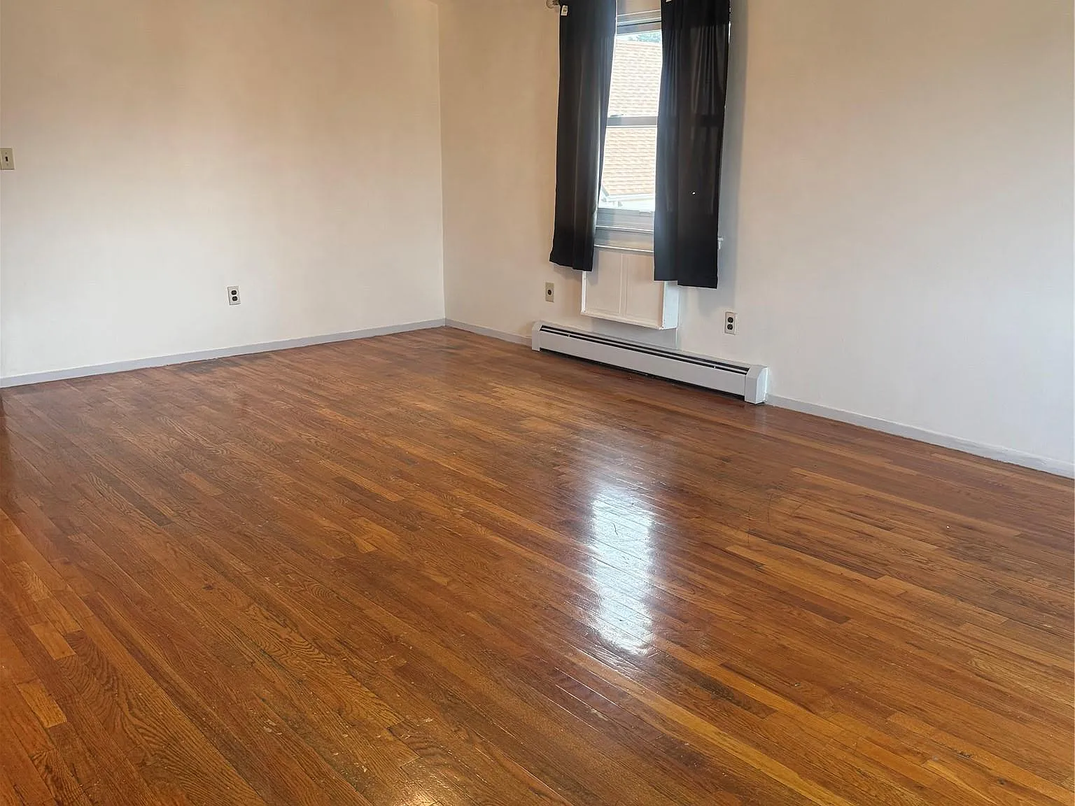 3 bed, 2.0 bath, 2070 sqft, $3,200 — Photo 2
