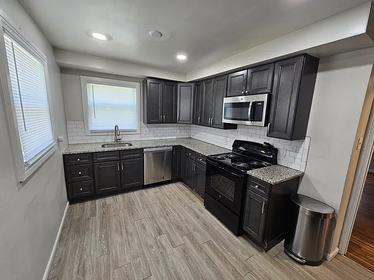 2901 Hubbard St — Photo 3