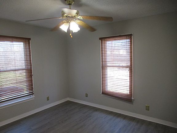 4th image of 2102 Woodlawn Dr