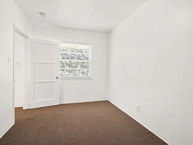 2723 E 8th St #B — Photo 10