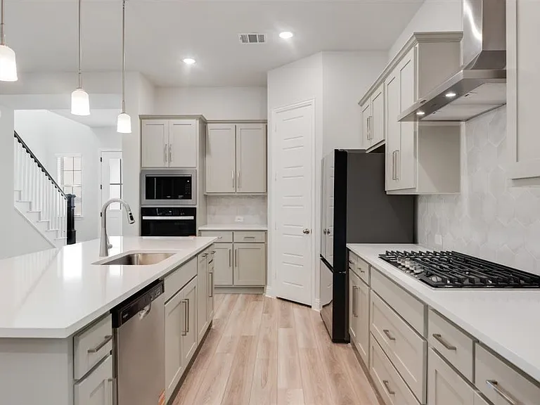 7009 Sunset Blvd — Photo 10