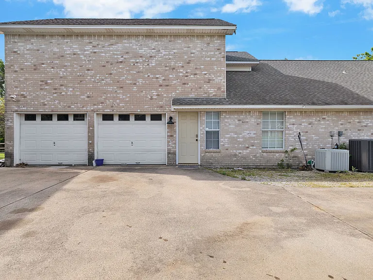 3310 Darby Ln — Photo 10