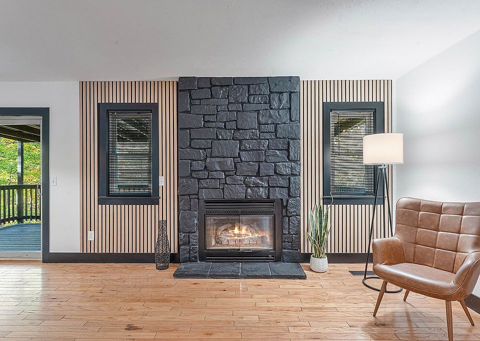 1st image of 16 Chichester Cir