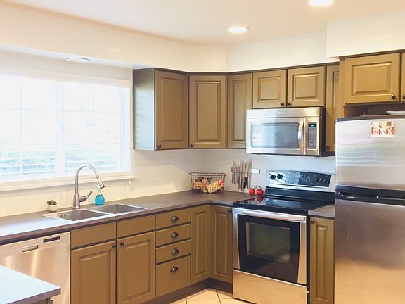 2nd image of 635 E 6th Pl