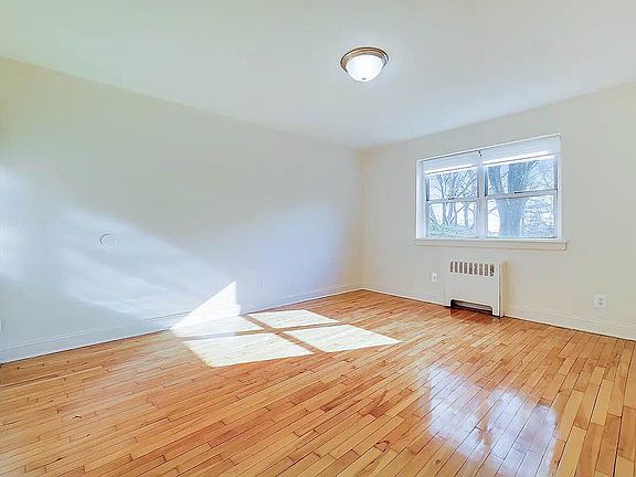 4th image of 121 Barclay Ave