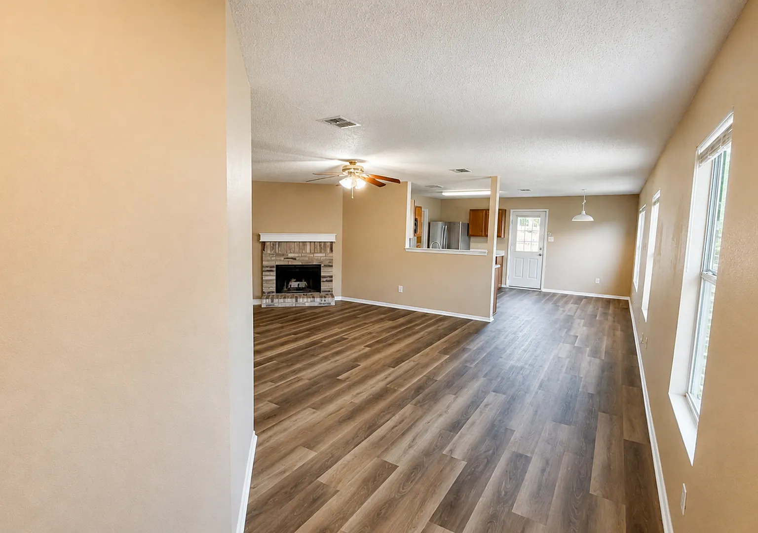 Beautiful Home in The Vineyards at Heritage Pool, Playground & Walk-to-School Location! — Photo 4