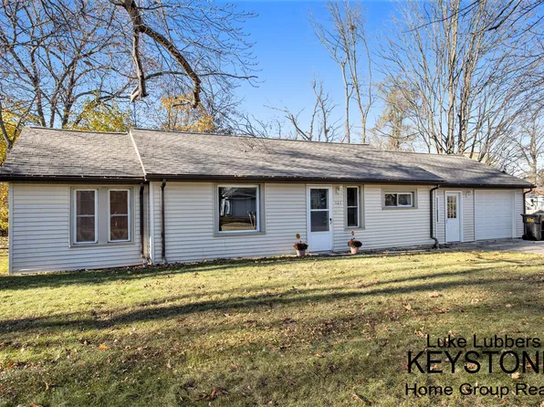 121 Prospect St, Plainwell, MI 49080