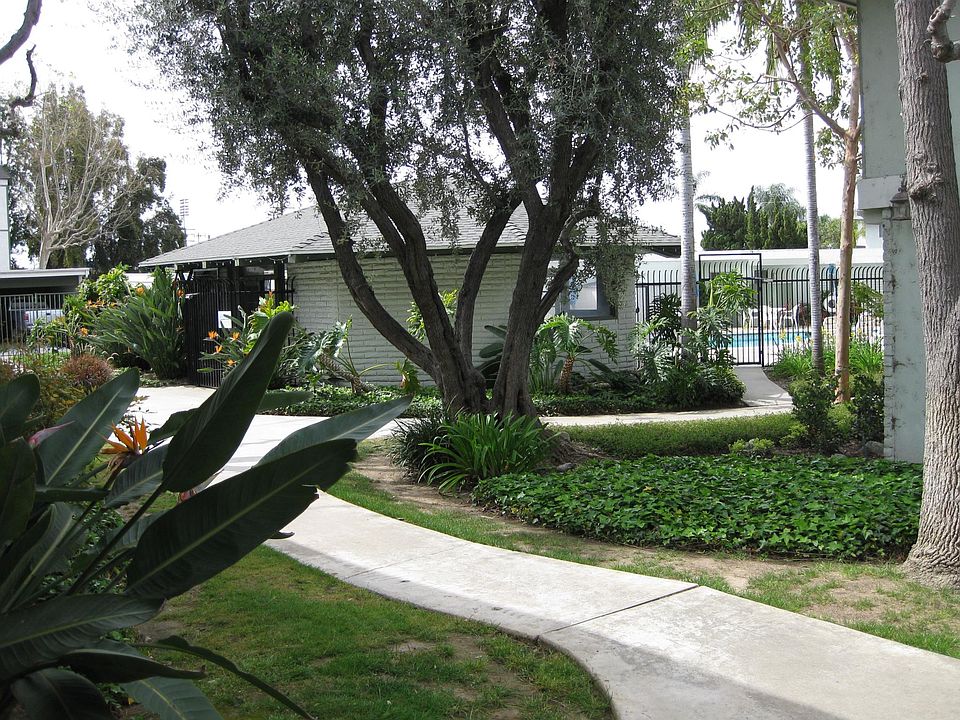 View from front of the unit towards pool and barbeque area.