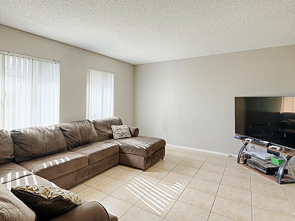 3rd image of 3131 W Loma Ln