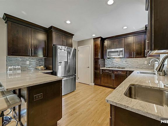 4th image of 917 E Lawn Dr