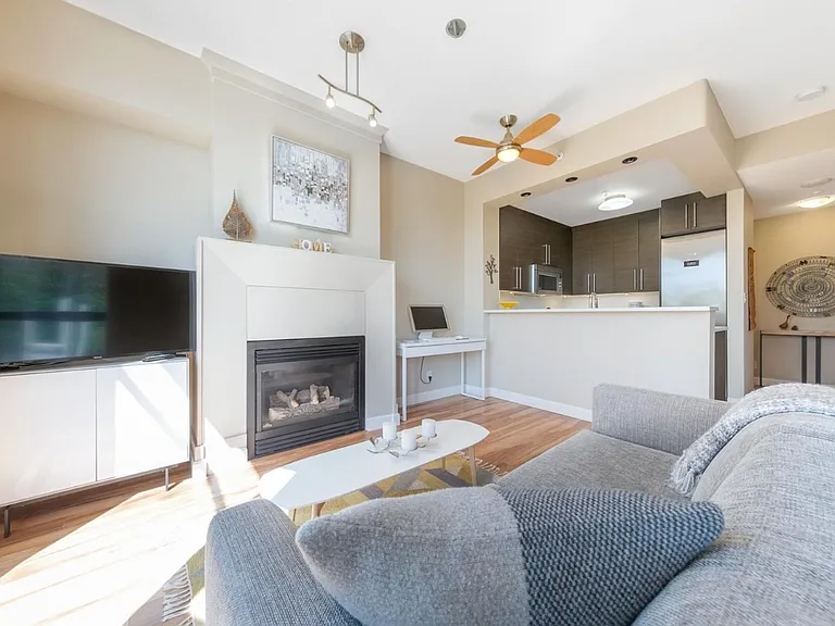 2268 Redbud Ln — Photo 3