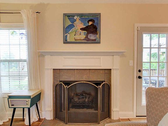 5th image of 3161 Hawthorn Dr