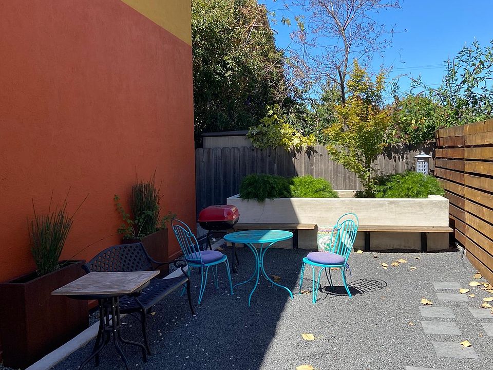 Various seating modes in shared garden