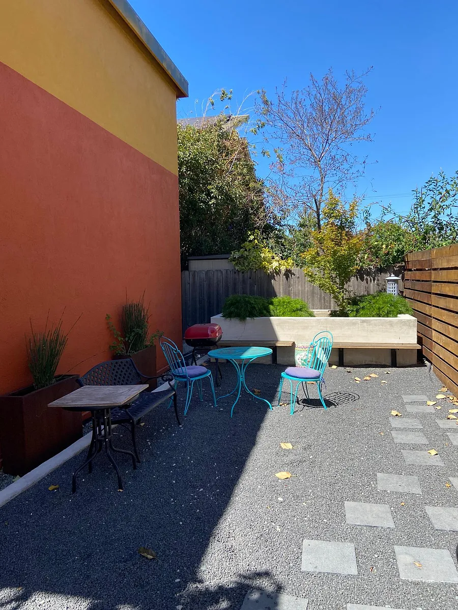 Various seating modes in shared garden. Sunny backyard. - 1415 7th St #2