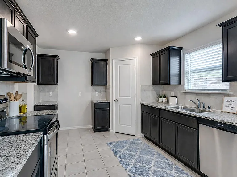 914 Decker Dr — Photo 3
